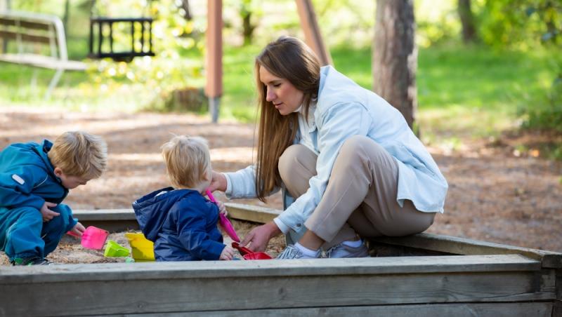 O femeie a fost prinsă când voia să-și vândă fiica nou-născută. Ce sumă primea pe ea și cum voia să o cheltuie