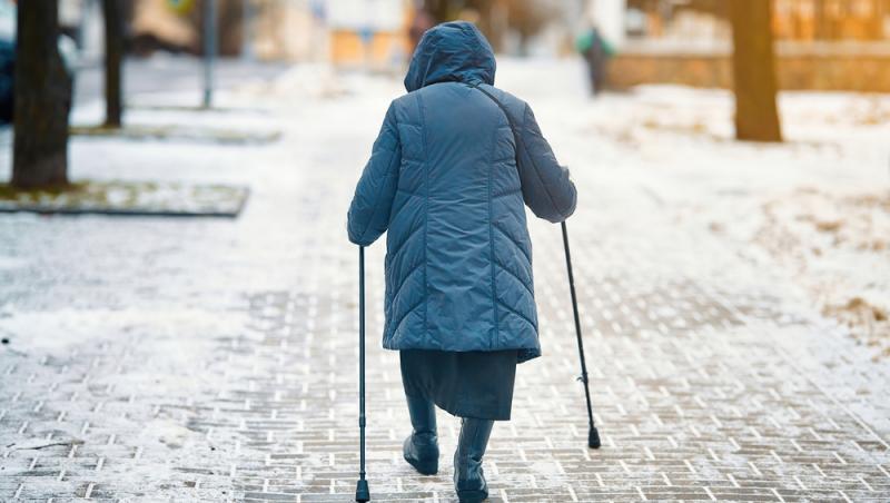 Ce să faci pentru a nu mai aluneca pe gheață sau polei. Cum poți minimiza riscurile