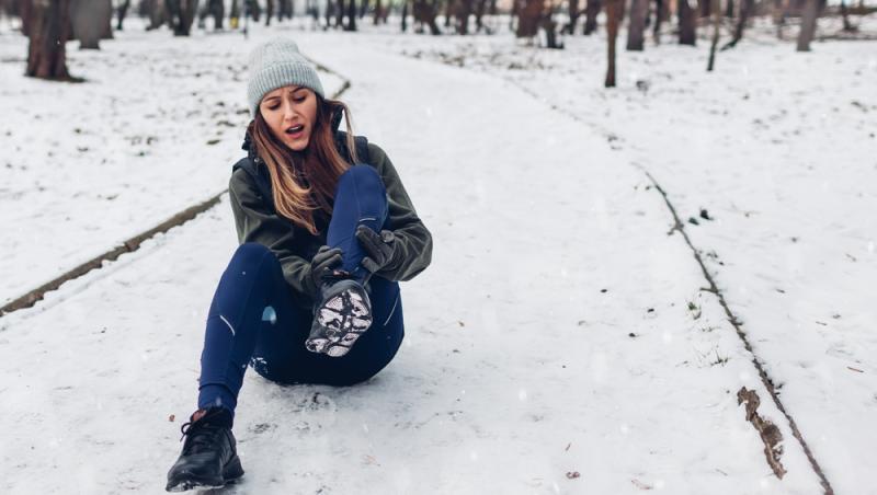 Ce să faci pentru a nu mai aluneca pe gheață sau polei. Cum poți minimiza riscurile