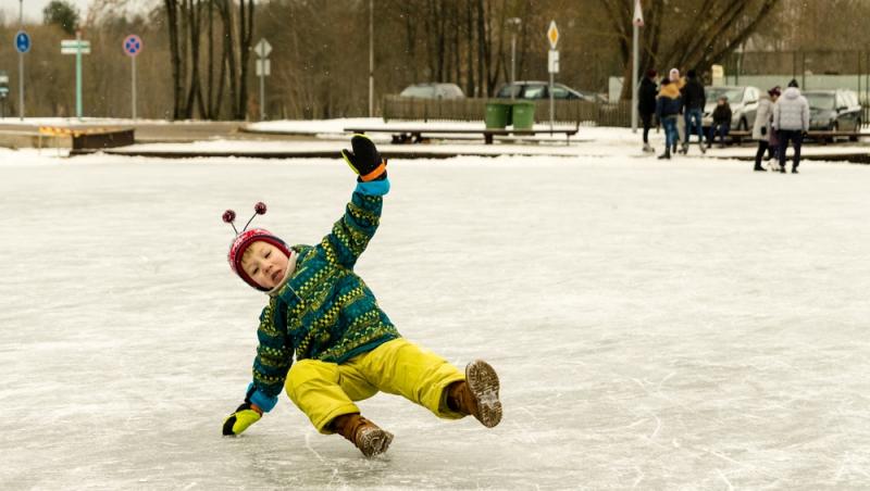 Ce să faci pentru a nu mai aluneca pe gheață sau polei. Cum poți minimiza riscurile