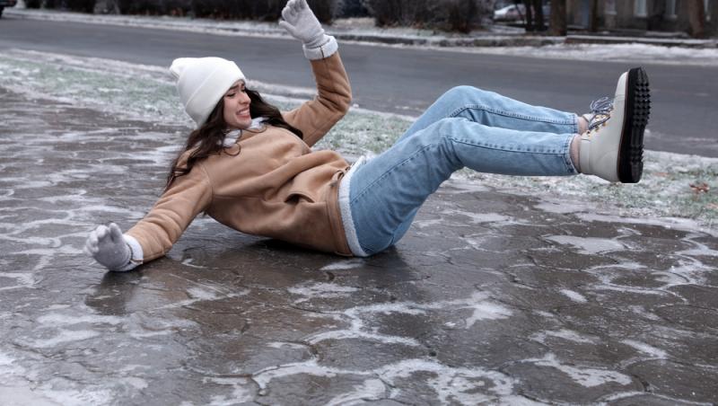 Ce să faci pentru a nu mai aluneca pe gheață sau polei. Cum poți minimiza riscurile