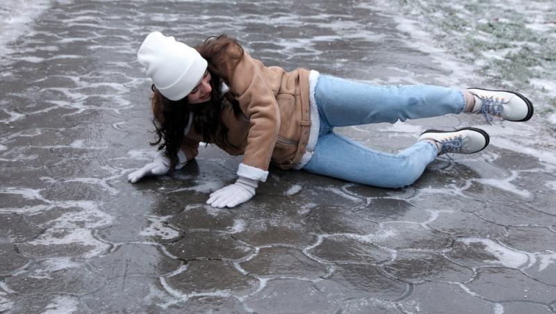 Ce să faci pentru a nu mai aluneca pe gheață sau polei. Cum poți minimiza riscurile