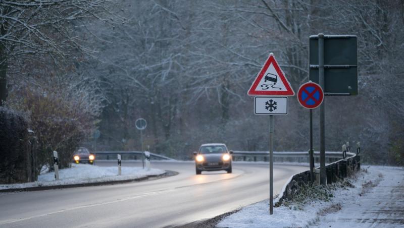 Ce să faci pentru a nu mai aluneca pe gheață sau polei. Cum poți minimiza riscurile
