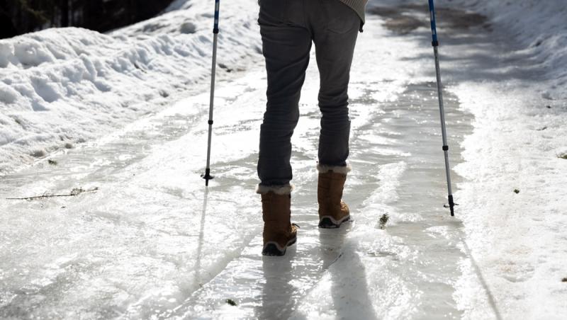 Ce să faci pentru a nu mai aluneca pe gheață sau polei. Cum poți minimiza riscurile