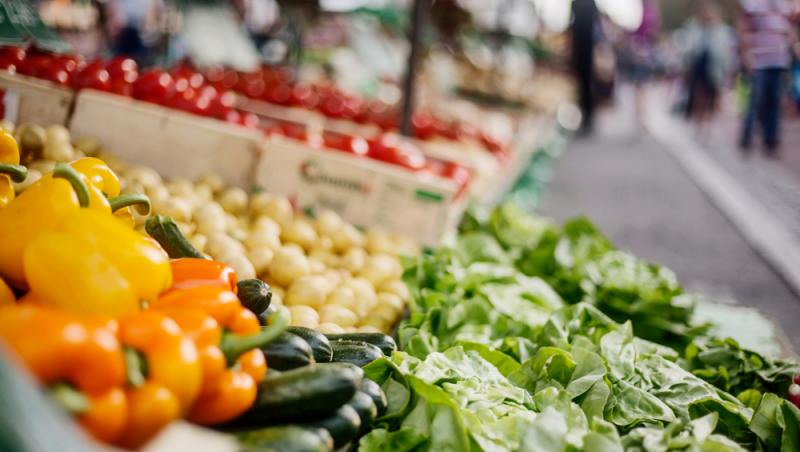 Cum sunt prețurile legumelor românești față de anul trecut. De ce au apărut mai devreme în piețe și ce spun clienții