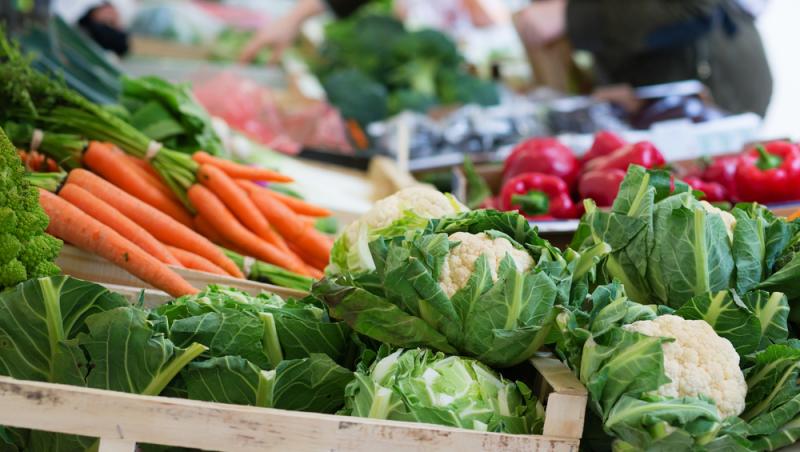 Cum sunt prețurile legumelor românești față de anul trecut. De ce au apărut mai devreme în piețe și ce spun clienții