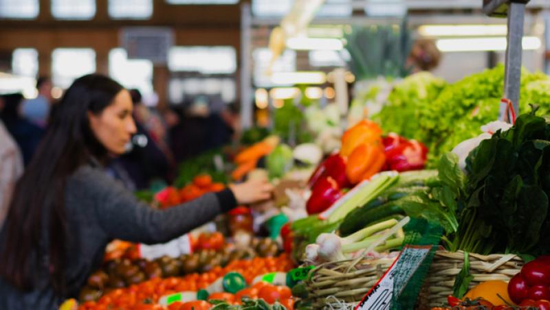 Cum sunt prețurile legumelor românești față de anul trecut. De ce au apărut mai devreme în piețe și ce spun clienții