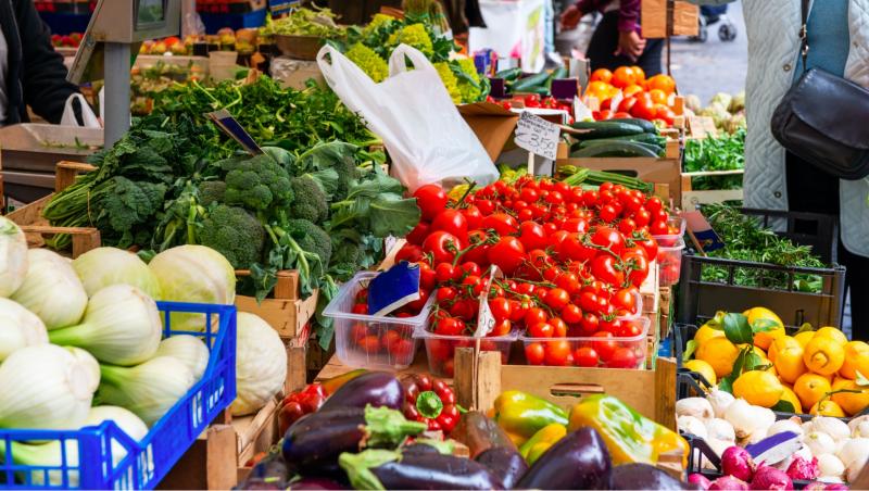 Cum sunt prețurile legumelor românești față de anul trecut. De ce au apărut mai devreme în piețe și ce spun clienții