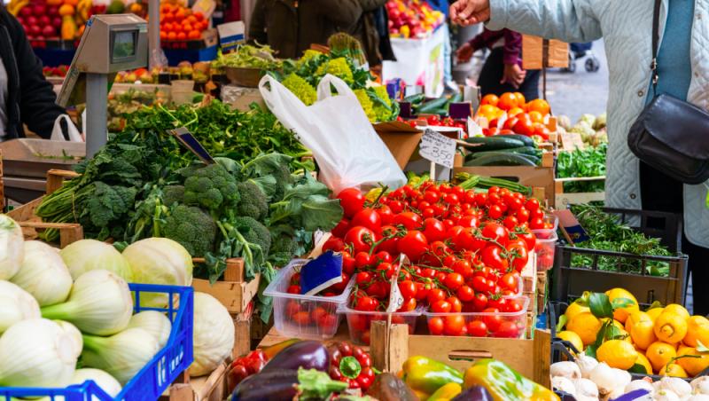 Cum sunt prețurile legumelor românești față de anul trecut. De ce au apărut mai devreme în piețe și ce spun clienții