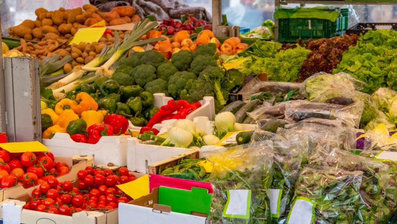 Cum sunt prețurile legumelor românești față de anul trecut. De ce au apărut mai devreme în piețe și ce spun clienții