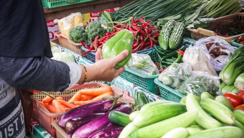 Cum sunt prețurile legumelor românești față de anul trecut. De ce au apărut mai devreme în piețe și ce spun clienții