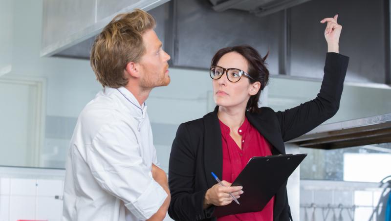 Magazine și fast-fooduri închise de ANPC în Mall Băneasa. Ce s-a găsit în centrul comercial