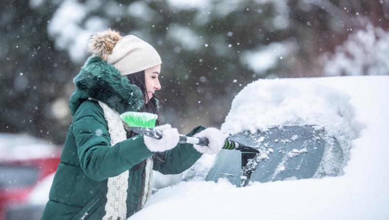 Amendă uriașă pentru șoferii care circulă cu zăpadă pe mașină. Ce spune Codul Rutier