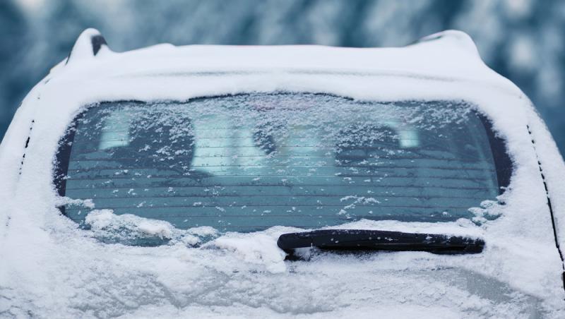Amendă uriașă pentru șoferii care circulă cu zăpadă pe mașină. Ce spune Codul Rutier