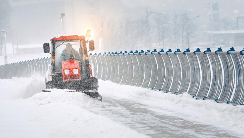 Cui îi revine responsabilitatea curățării trotuarelor pe timp de iarnă. Bucureștenii sunt indignați