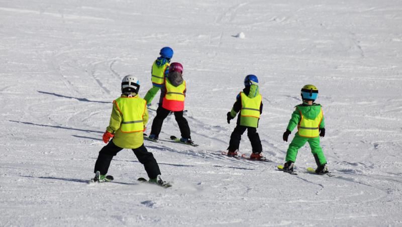 Ce buget trebuie să aibă părinții pentru taberele de schi ale copiilor. Cât costă cinci zile la Păltiniș