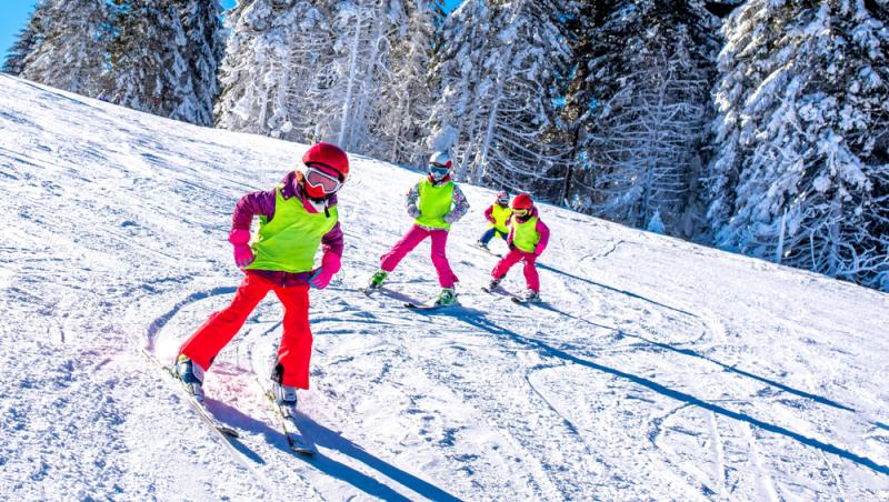 Ce buget trebuie să aibă părinții pentru taberele de schi ale copiilor. Cât costă cinci zile la Păltiniș