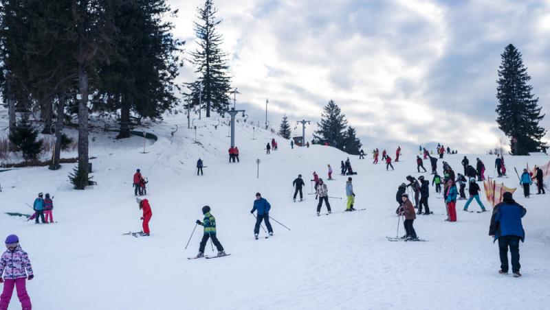 Ce buget trebuie să aibă părinții pentru taberele de schi ale copiilor. Cât costă cinci zile la Păltiniș