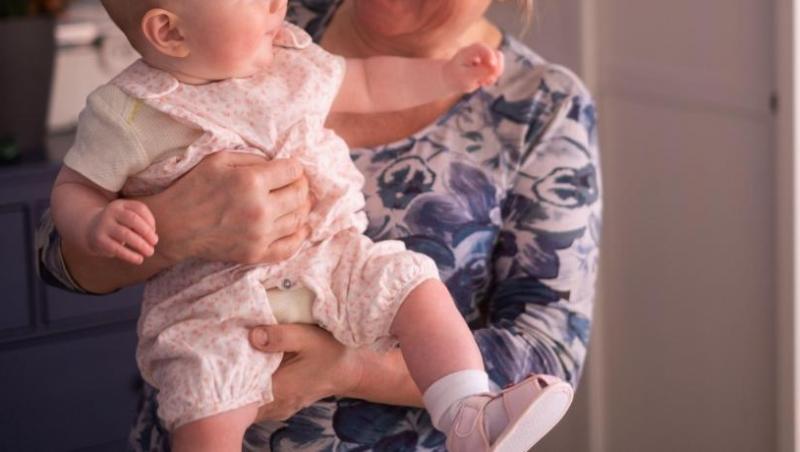 imagine cu o femeie cu nepotul ei in brate