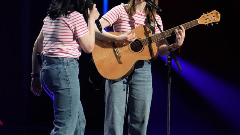 Ioana și Iustina Stempel s-au jucat cu versurile pe scena X Factor. Ce propunere le-a făcut Marius Moga: „Promiteți?”