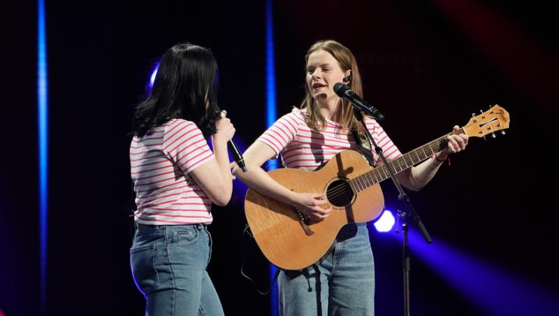 Ioana și Iustina Stempel s-au jucat cu versurile pe scena X Factor. Ce propunere le-a făcut Marius Moga: „Promiteți?”