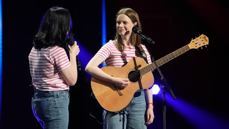 Ioana și Iustina Stempel s-au jucat cu versurile pe scena X Factor. Ce propunere le-a făcut Marius Moga: „Promiteți?”