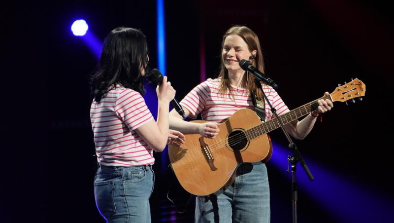 Ioana și Iustina Stempel s-au jucat cu versurile pe scena X Factor. Ce propunere le-a făcut Marius Moga: „Promiteți?”