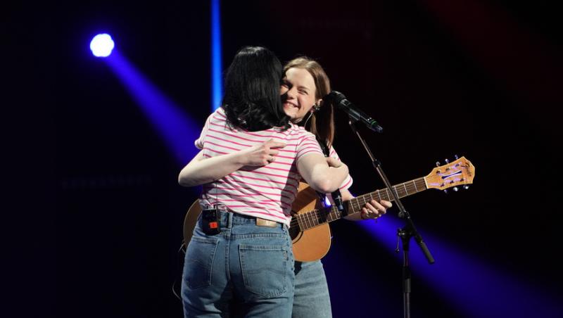 Ioana și Iustina Stempel s-au jucat cu versurile pe scena X Factor. Ce propunere le-a făcut Marius Moga: „Promiteți?”