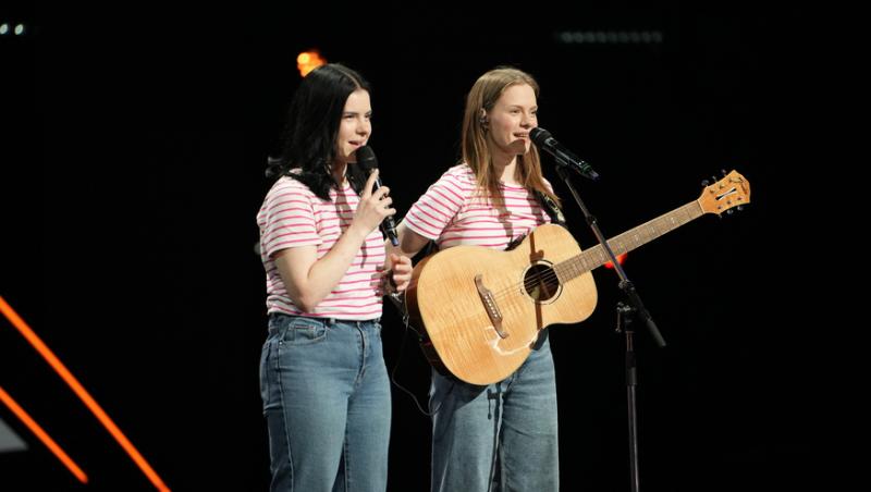 Ioana și Iustina Stempel s-au jucat cu versurile pe scena X Factor. Ce propunere le-a făcut Marius Moga: „Promiteți?”
