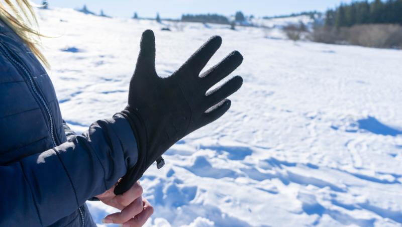 Mănușile, un risc pentru sănătatea ta. De ce nu este bine să le porți des iarna