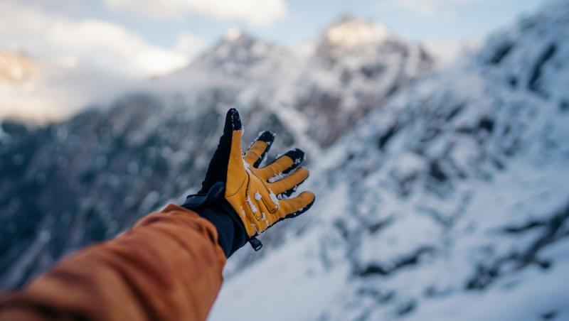 Mănușile, un risc pentru sănătatea ta. De ce nu este bine să le porți des iarna