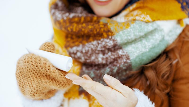 Mănușile, un risc pentru sănătatea ta. De ce nu este bine să le porți des iarna