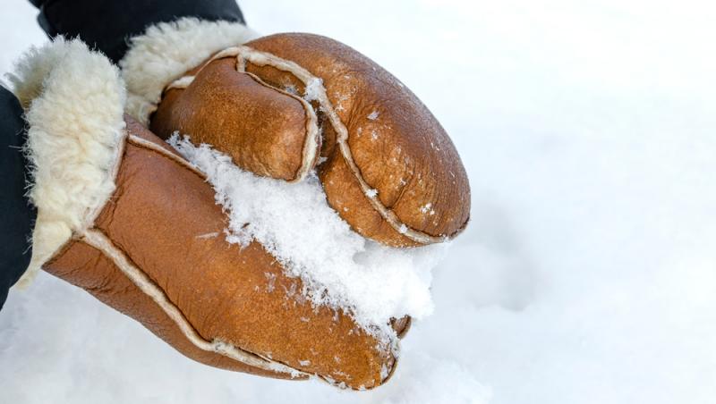 Mănușile, un risc pentru sănătatea ta. De ce nu este bine să le porți des iarna