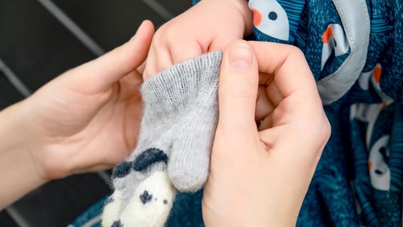 Mănușile, un risc pentru sănătatea ta. De ce nu este bine să le porți des iarna