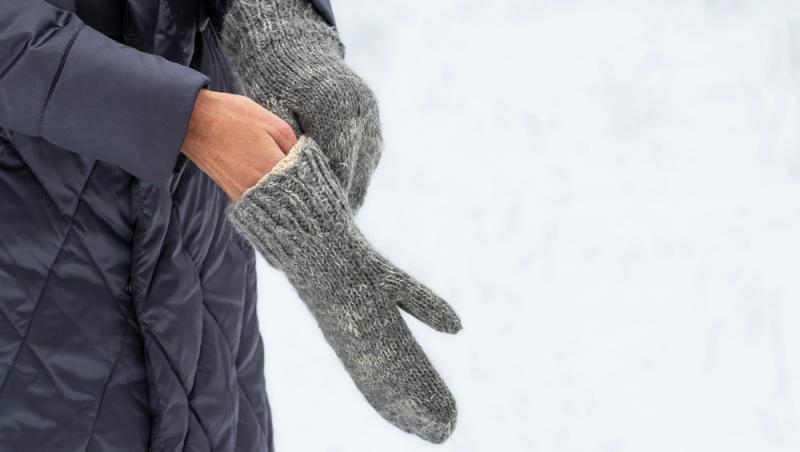 Mănușile, un risc pentru sănătatea ta. De ce nu este bine să le porți des iarna