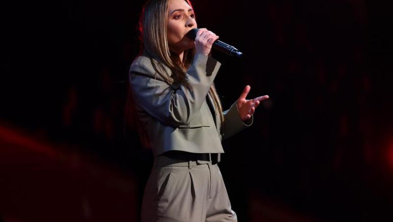 Julie August, concurenta X Factor care a captivat publicul cu vocea „nisipoasă” și ritmurile de R&B. Delia: „Te văd în Finală!”