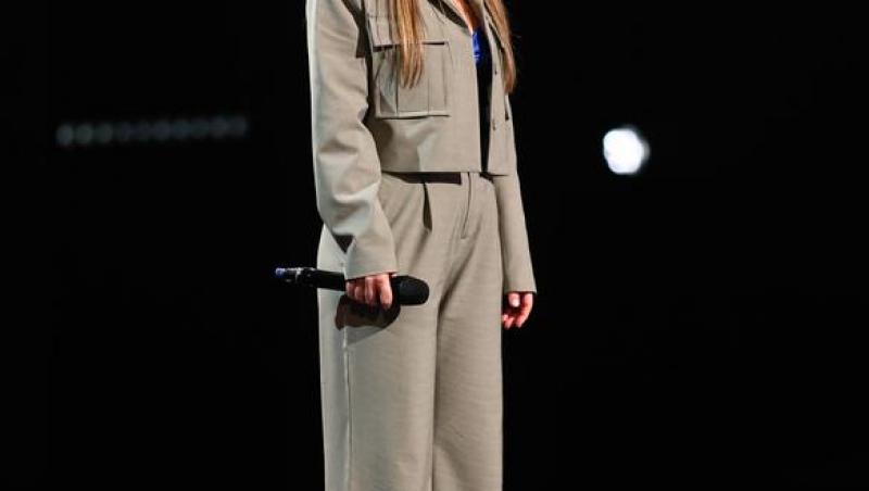 Julie August, concurenta X Factor care a captivat publicul cu vocea „nisipoasă” și ritmurile de R&B. Delia: „Te văd în Finală!”