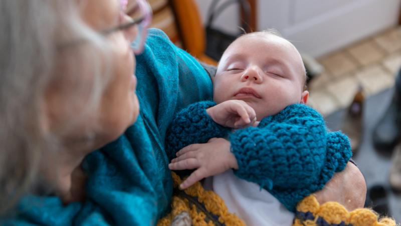 O femeie și-a spionat soacra în timp ce avea grijă de copil. Ce a descoperit aproape a dărâmat-o: „Rupem legăturile cu ea”