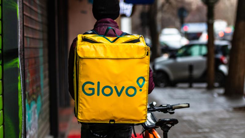 livrator glovo pe biciletă