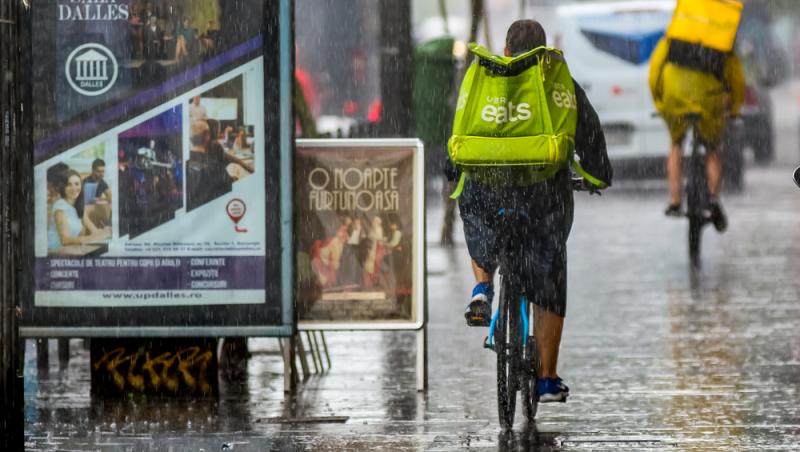 Ziua IT-ist, noaptea livrator. Tânărul căruia i s-a schimbat viața într-o clipă. Cu cât și-a suplimentat veniturile