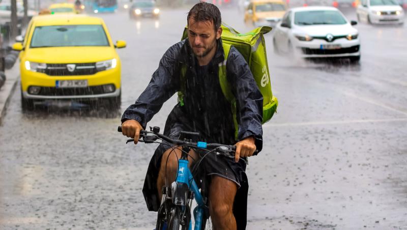 Ziua IT-ist, noaptea livrator. Tânărul căruia i s-a schimbat viața într-o clipă. Cu cât și-a suplimentat veniturile