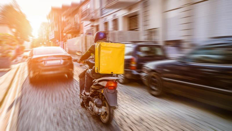 Ziua IT-ist, noaptea livrator. Tânărul căruia i s-a schimbat viața într-o clipă. Cu cât și-a suplimentat veniturile