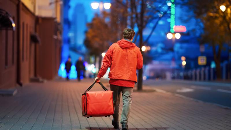 Ziua IT-ist, noaptea livrator. Tânărul căruia i s-a schimbat viața într-o clipă. Cu cât și-a suplimentat veniturile