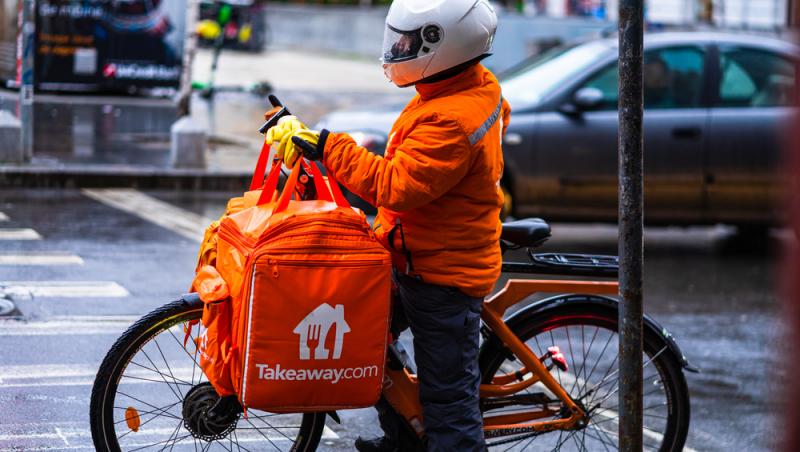 Ziua IT-ist, noaptea livrator. Tânărul căruia i s-a schimbat viața într-o clipă. Cu cât și-a suplimentat veniturile