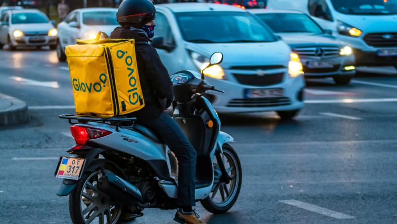 Ziua IT-ist, noaptea livrator. Tânărul căruia i s-a schimbat viața într-o clipă. Cu cât și-a suplimentat veniturile