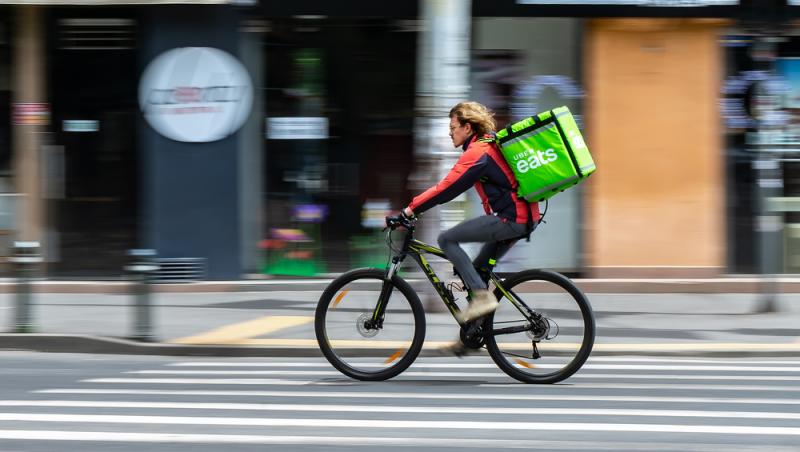 Ziua IT-ist, noaptea livrator. Tânărul căruia i s-a schimbat viața într-o clipă. Cu cât și-a suplimentat veniturile