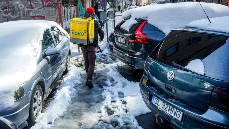 Ziua IT-ist, noaptea livrator. Tânărul căruia i s-a schimbat viața într-o clipă. Cu cât și-a suplimentat veniturile