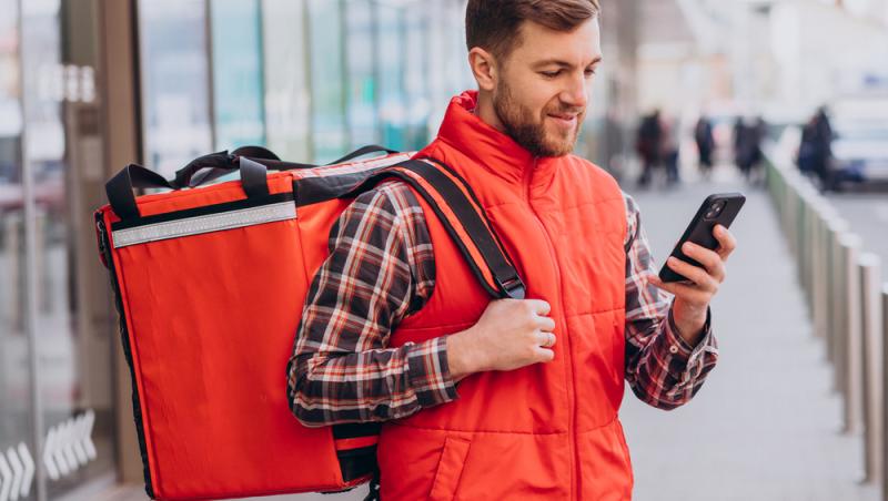 Ziua IT-ist, noaptea livrator. Tânărul căruia i s-a schimbat viața într-o clipă. Cu cât și-a suplimentat veniturile