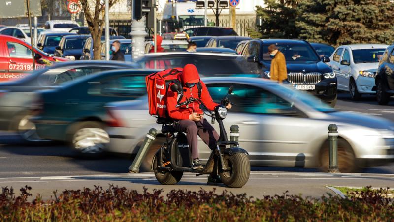 Ziua IT-ist, noaptea livrator. Tânărul căruia i s-a schimbat viața într-o clipă. Cu cât și-a suplimentat veniturile