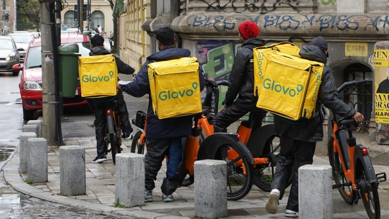 Ziua IT-ist, noaptea livrator. Tânărul căruia i s-a schimbat viața într-o clipă. Cu cât și-a suplimentat veniturile